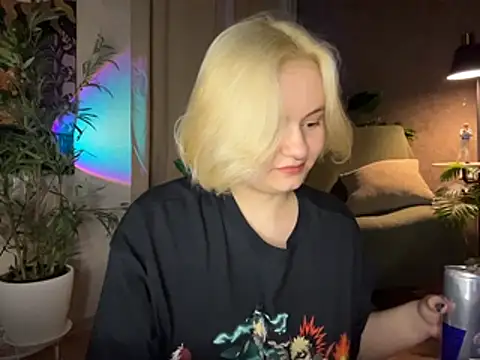 Snapshot of MoonIvy_ chatting on May 10, 2026, 7:16 pm MoonIvy online show from May 10, 2026, 7:16 pm