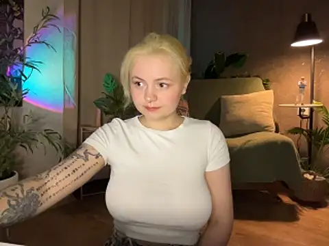 Snapshot of MoonIvy_ chatting on May 8, 2026, 7:17 pm MoonIvy online show from May 8, 2026, 7:17 pm