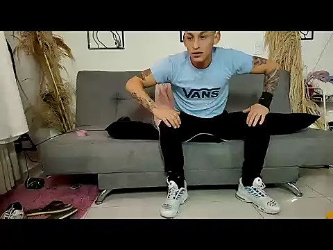 Snapshot of Masterblue_hot chatting on December 20, 2025, 9:06 pm Masterblue hot online show from December 20, 2025, 9:06 pm