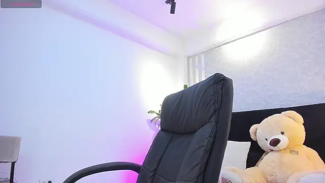 lily cash1 online show from November 28, 2025, 2:17 pm