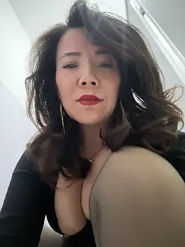 anna yngs online show from November 9, 2025, 12:20 pm