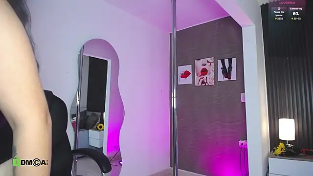 Snapshot of Dulcerose_01 chatting on October 18, 2025, 8:33 pm Dulcerose 01 online show from October 18, 2025, 8:33 pm