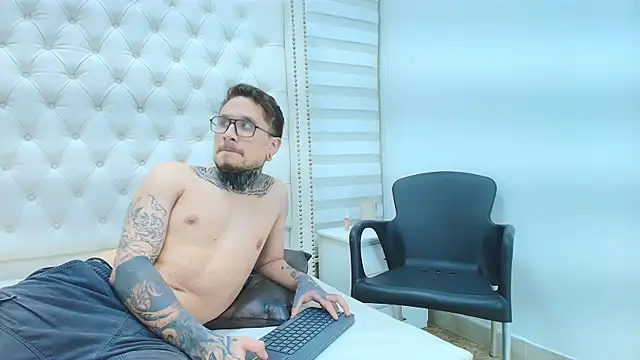 RavenandCody online show from November 26, 2025, 8:31 pm