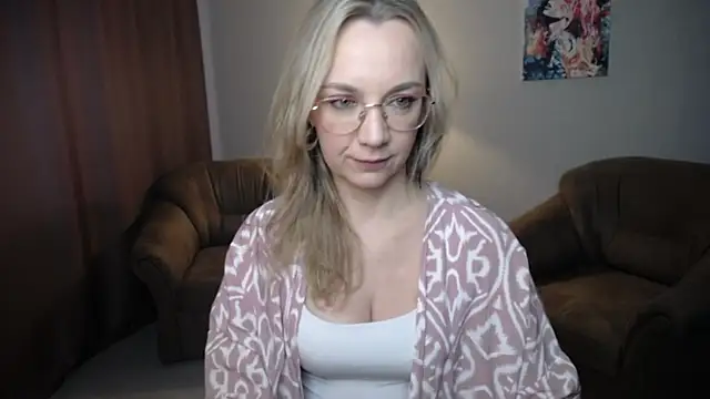 Ava Elior online show from July 17, 2026, 12:02 pm