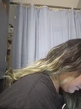 Snapshot of Lovelyrainn chatting on October 19, 2025, 9:45 am Lovelyrainn online show from October 19, 2025, 9:45 am