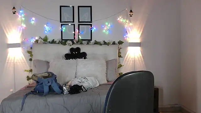 Megan 05  online show from March 19, 2026, 7:03 pm