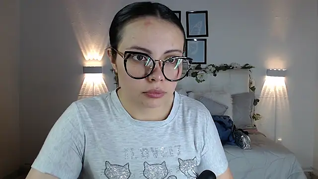 Megan 05  online show from September 19, 2025, 6:12 pm