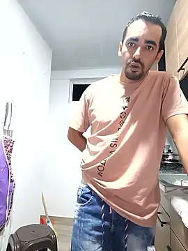 stivenlujan69 online show from January 12, 2026, 3:13 am