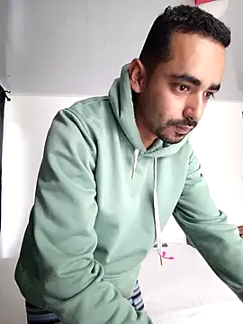 stivenlujan69 online show from November 16, 2025, 1:27 pm