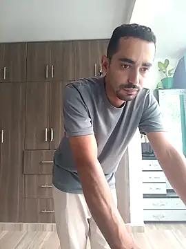 stivenlujan69 online show from November 23, 2025, 2:16 pm