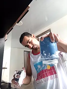 stivenlujan69 online show from February 24, 2026, 3:24 pm