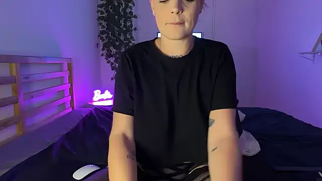 Snapshot of JuliaLaRousse chatting on September 21, 2025, 6:13 pm JuliaLaRousse online show from September 21, 2025, 6:13 pm