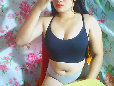 Snapshot of Katie_Winslet chatting on February 13, 2026, 12:43 am Katie Winslet online show from February 13, 2026, 12:43 am