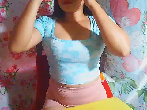 Snapshot of Katie_Winslet chatting on February 1, 2026, 11:58 pm Katie Winslet online show from February 1, 2026, 11:58 pm