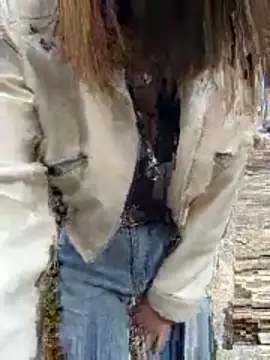 YOOUR EVAA online show from October 26, 2025, 9:31 am