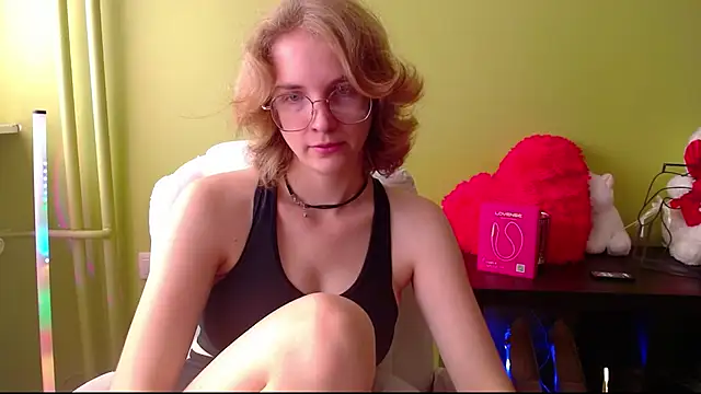 juicyPenny online show from June 27, 2026, 6:52 am