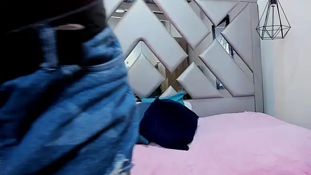 Lorenn Hill online show from October 16, 2025, 12:57 pm