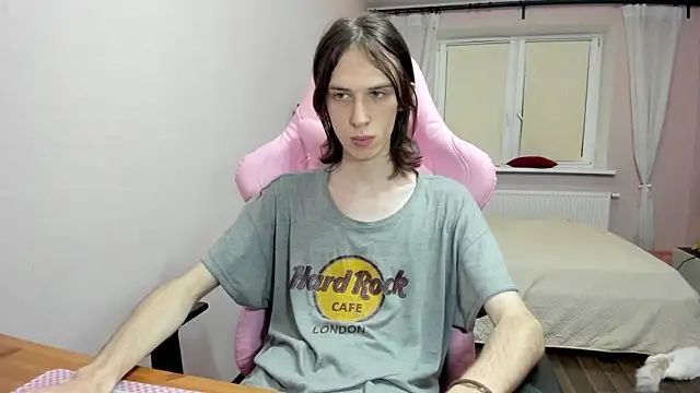 eleganc3 online show from September 19, 2025, 8:57 pm