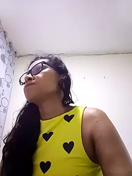 PERLA BLACK  online show from October 22, 2025, 3:39 am