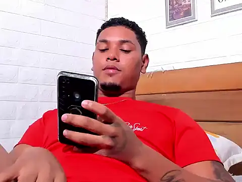 Snapshot of DominicVera chatting on October 17, 2025, 12:40 pm DominicVera online show from October 17, 2025, 12:40 pm
