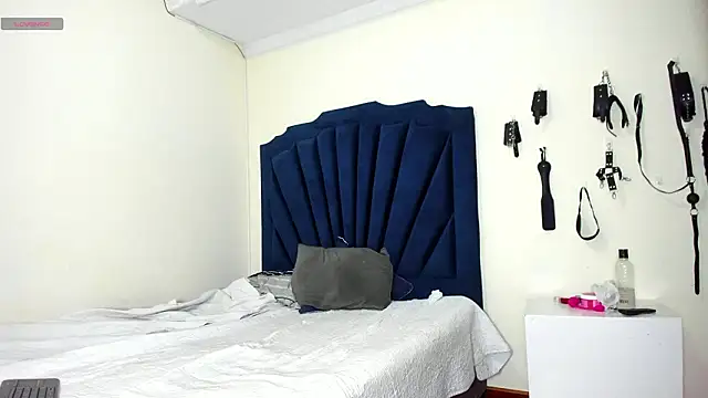 RoxyandAron2 online show from March 18, 2026, 1:57 pm