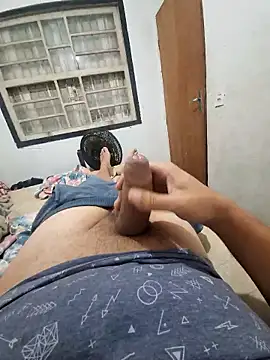 Snapshot of feehzungi0000 chatting on January 15, 2026, 1:20 am feehzungi0000 online show from January 15, 2026, 1:20 am