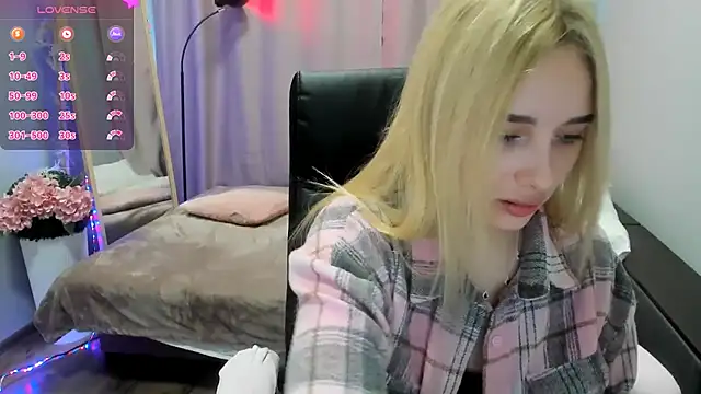 TaisiaHot online show from April 22, 2026, 8:10 am