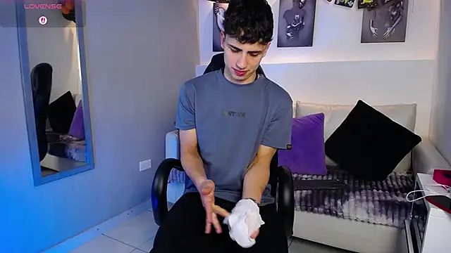 AdrianRinaldi online show from October 16, 2025, 9:12 pm