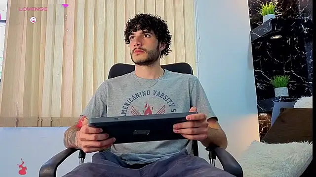 Rafael Mendezz online show from December 2, 2025, 8:32 pm