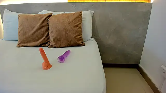 samantha 17  online show from September 27, 2025, 2:07 am