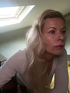 Julia Giulia online show from October 25, 2025, 4:55 am