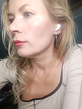 Julia Giulia online show from November 12, 2025, 7:51 pm