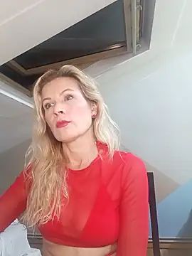 Julia Giulia online show from October 25, 2025, 5:02 pm