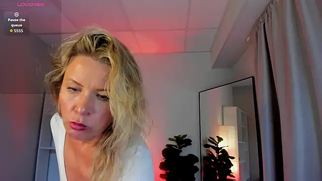 Julia Giulia online show from May 21, 2026, 9:45 pm