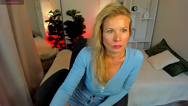 Julia Giulia online show from June 18, 2026, 6:57 pm