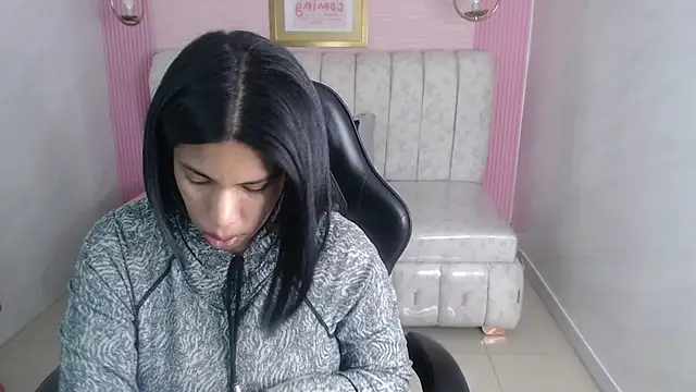 ambar fox s online show from October 24, 2025, 3:05 am