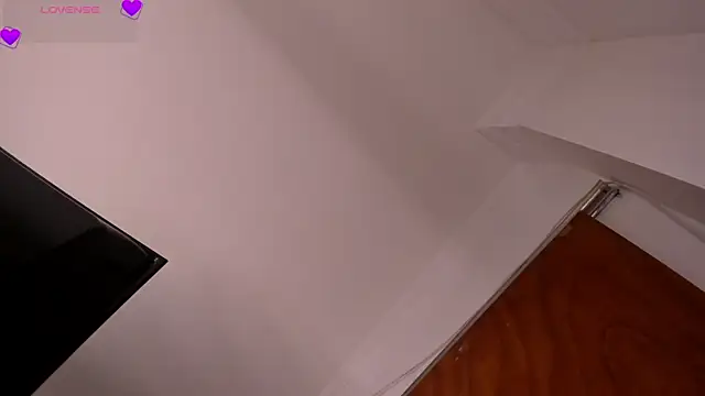 RoxanaBorns  online show from December 13, 2025, 8:04 pm