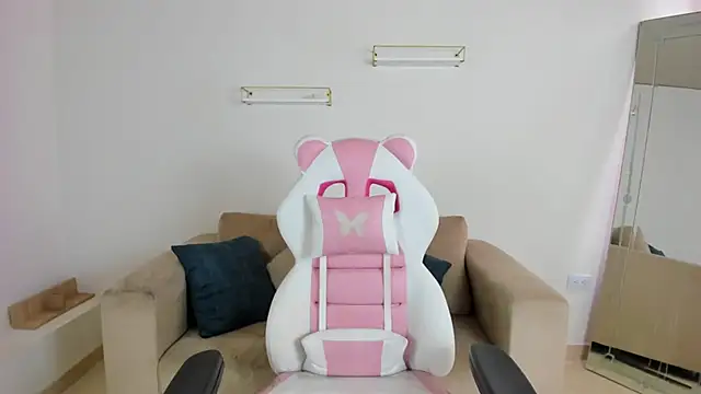 april smiith online show from December 16, 2025, 12:20 pm