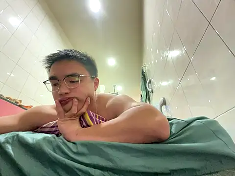 greenteazhang online show from December 18, 2025, 6:01 pm