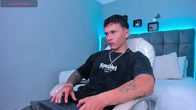 Snapshot of Thomas_moon chatting on February 1, 2026, 12:36 pm Thomas moon online show from February 1, 2026, 12:36 pm