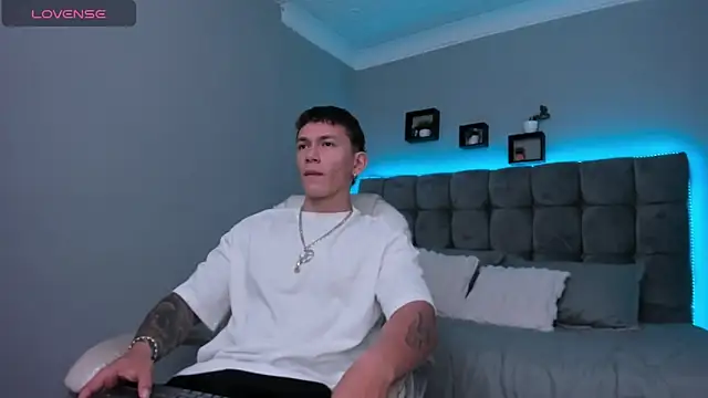 Snapshot of Thomas_moon chatting on February 5, 2026, 12:01 pm Thomas moon online show from February 5, 2026, 12:01 pm