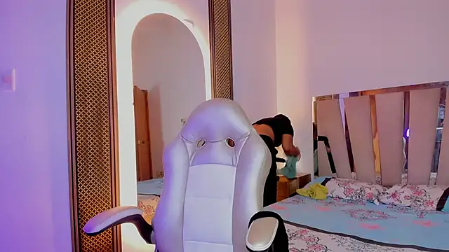 Elowen Clark online show from November 25, 2025, 7:25 pm