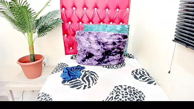 Strawberry Lips online show from October 28, 2025, 4:24 am