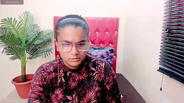 Strawberry Lips online show from November 14, 2025, 5:00 am