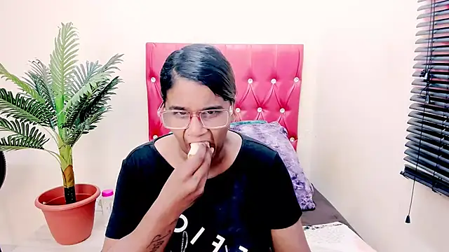 Strawberry Lips online show from November 19, 2025, 6:02 am