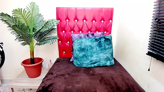 Strawberry Lips online show from November 22, 2025, 4:11 am