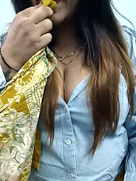 Snapshot of Suhana_Darling chatting on February 8, 2026, 10:29 pm Suhana Darling online show from February 8, 2026, 10:29 pm