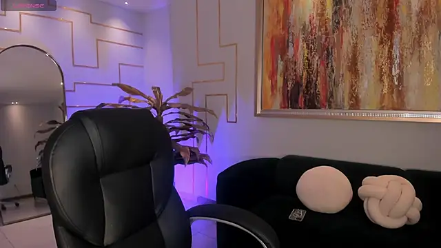 MiaLaurence online show from November 7, 2025, 7:40 pm