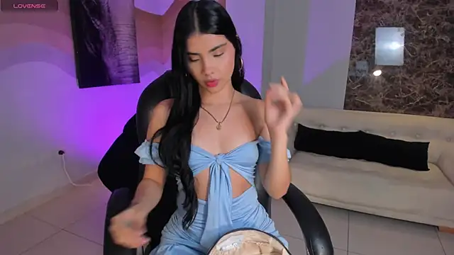 MiaLaurence online show from November 26, 2025, 7:14 pm