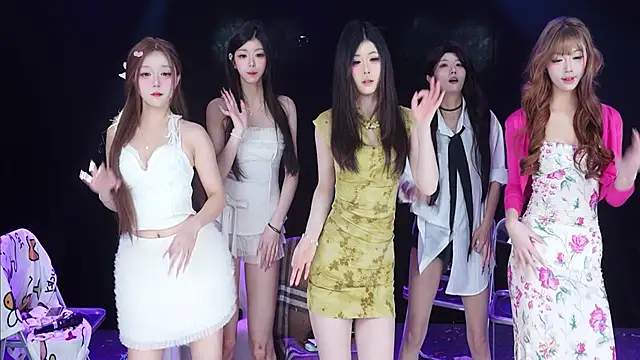 EYgirl222 online show from March 18, 2026, 7:33 am